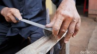 Meski memiliki darah keturunan empu, gelar itu tak serta merta didapatkan Sungkowo begitu saja. Gelar itu didapatkannya setelah menekuni profesi sebagai perajin keris. Ia mulai serius menekuni profesi sebagai empu itu sejak 1995.  