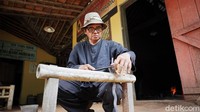 Pria dengan ikat di kepalanya itu bernama Sungkowo Harumbrojo. Pria berusia 63 tahun ini bukan lah seorang pandai besi biasa, melainkan seorang empu. Ia juga diketahui sebagai generasi ke-17 dari Empu Supadriyo, perajin keris dari Kerajaan Majapahit pada abad ke-14.  