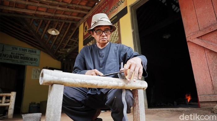 Empu Sungkowo, Penempa Keris yang Tersisa di Indonesia Salah satu empu yang masih tersisa di Indonesia adalah Empu Sungkowo Harumbrojo yang tinggal dusun Gatak, Sumberagung, Moyudan, Sleman, Yogyakarta.