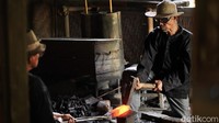 Sebagai perajin keris, Sungkowo membuatnya dengan menggunakan perkakas yang ditinggalkan ayahnya yang tersimpan di besalen. Di besalen sendiri terdapat sejumlah perlatan kerja  seperti kikir, palu berbagai macam ukuran, gergaji besi, pencapit besi, dan peralatan menempa lainnya.  