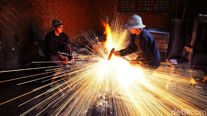 Empu Sungkowo, Penempa Keris yang Tersisa di Indonesia Salah satu empu yang masih tersisa di Indonesia adalah Empu Sungkowo Harumbrojo yang tinggal dusun Gatak, Sumberagung, Moyudan, Sleman, Yogyakarta.