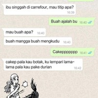 Maksudnya si emak mau nawarin buah, eh malah dibercandain sama anaknya. Jangan sampai deh benar-benar di lempari durian sama mamanya. Foto: Instagram