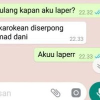 Nggak cuma anak yang bisa nyuekin emak. Terkadang emak pun bisa nyuekin anaknya, apalagi kalau lagi asik karaoke. Foto: Instagram