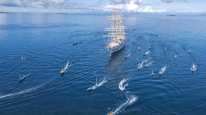 KRI Bima Suci berlayar menuju Dermaga Daruba di perairan Morotai, Maluku Utara, Selasa (7/9/2021). Rencananya KRI Bima Suci yang merupakan kapal latih tiang tinggi Taruna Akademi Angkatan Laut (AAL) tingkat III angkatan ke-68 akan bersandar di Morotai untuk melakukan sejumlah kegiatan antara lain pemberian sembako dan serbuan vaksin COVID-19 untuk masyarakat setempat. ANTARA FOTO/Muhammad Adimaja/hp.