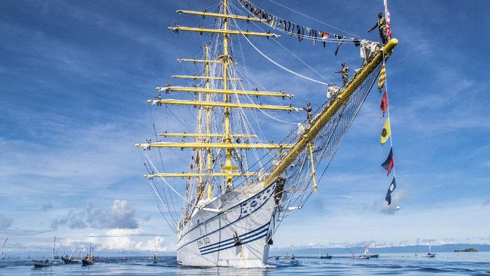 KRI Bima Suci berlayar menuju Dermaga Daruba di perairan Morotai, Maluku Utara, Selasa (7/9/2021). Rencananya KRI Bima Suci yang merupakan kapal latih tiang tinggi Taruna Akademi Angkatan Laut (AAL) tingkat III angkatan ke-68 akan bersandar di Morotai untuk melakukan sejumlah kegiatan antara lain pemberian sembako dan serbuan vaksin COVID-19 untuk masyarakat setempat. ANTARA FOTO/Muhammad Adimaja/hp.