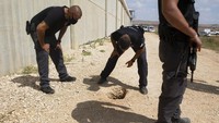 Orang-orang Palestina itu diyakini telah keluar dari sel mereka dengan menggali lubang di lantai kamar mandi. Surat kabar The Jerusalem Post melaporkan bahwa mereka menggunakan sendok berkarat yang disembunyikan di balik poster. AP Photo/Sebastian Scheiner  