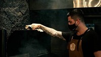 Kecintaannya pada daging panggang membuat Chef Ben tak pernah bosan berada di dapur. I just love smoking meat! katanya. Foto: instagram @benleek_