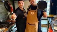 Berpose bersama Ivan Gunawan di dapur. Wah keduanya tampak seru memegang wajan. Mau masak apa kira-kira? Foto: instagram @benleek_