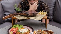 Pria asal Wales, Inggris ini adalah chef spesialis bbq. Momennya saat meracik makanan kerap dibagikan lewat instagramnya @benleek_ Foto: instagram @benleek_