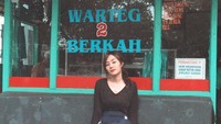 Siapa bilang foto di warteg nggak bisa keren? Firsabilah membuktikannya lewat foto ini. Oh, ma life, tulisnya di keterangan foto.