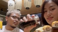 Begini keseruan Firsabilah dan Coki saat makan sushi bareng. Maaf, kita lagi belajar romantis, tulisnya di keterangan video.