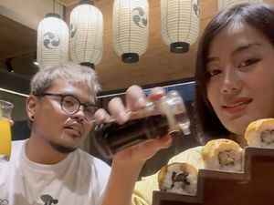 Gaya Keren Firsabilah Nongkrong di Warteg dan Makan Sushi Bareng Coki Pardede
