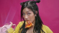 Firsabilah pamer pose gigit pizza. Gayanya yang keren diimbangi dengan outfit yang tak kalah keren.