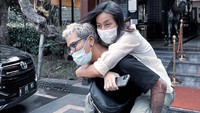 Dirinya pun tak ingin penilaiannya terhadap Coki berubah karena satu kesalahan yang diperbuat. Nggak apa-apa, karena kalau orang melihat seribu kebaikan Coki dengan sekarang itu runtuh dengan satu kejahatan ya kekurangan dia yang sekarang. Aku justru ya sebaliknya saja, tuturnya.