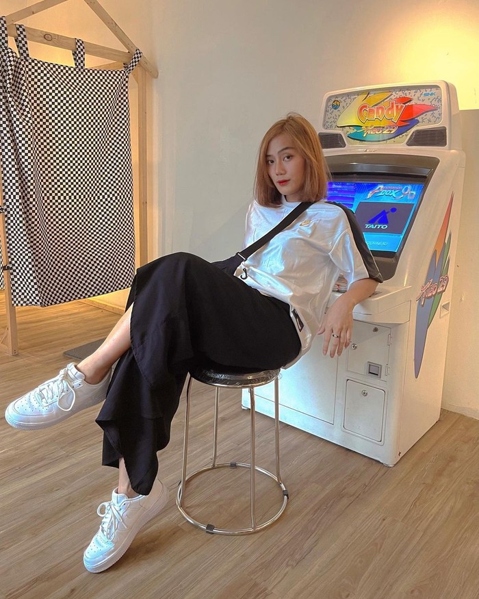 Gaya Keren Firsabilah Nongkrong di Warteg dan Makan Sushi Bareng Coki Pardede Gaya Keren Firsabilah Nongkrong di Warteg dan Makan Sushi Bareng Coki Pardede