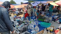 Aktivitas ekonomi tidak hanya di mal yang mulai bergerak, di pasar barang bekas atau klithikan juga mulai menggeliat. 