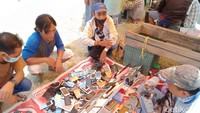Di pasar klithikan terbesar di Klaten itu, kegiatan jual beli mulai terus bertambah ramai.  