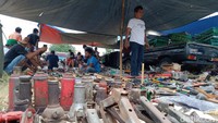 Barang bekas mulai dari sepeda onthel, elektronik, pakaian, perabot rumah tangga, alat pertanian, alat pertukangan, onderdil motor, dan lainnya mulai ramai dibeli warga.