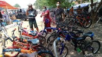 Pedagang di pasar tersebut berasal dari berbagai daerah di Klaten dan sekitarnya.