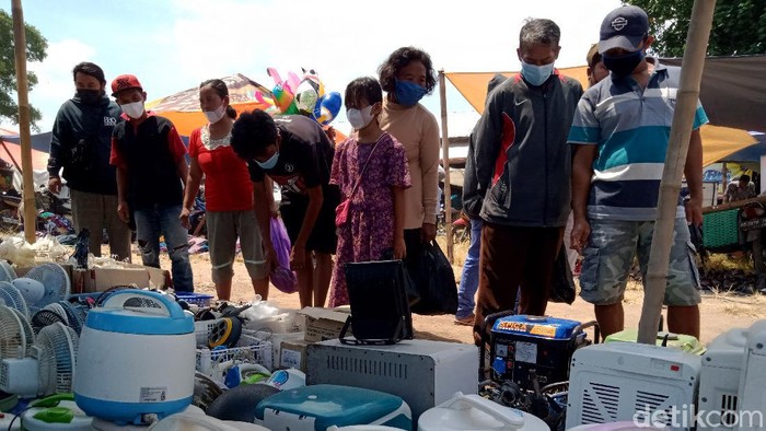 Geliat Pasar Terbesar di Klaten saat PPKM Level 3 Tak hanya mal yang mulai beraktivitas secara ekonomi, di pasar barang bekas atau Klithikan, Klaten, Jawa Tengah juga mulai menggeliat.