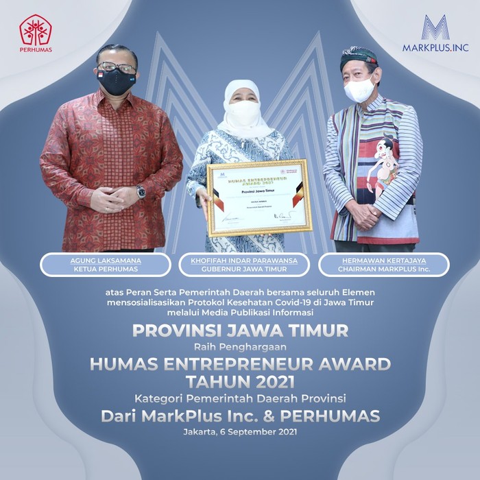 Gubernur Khofifah Raih Penghargaan Humas Enterpreneur Award