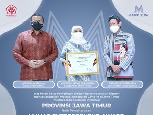 Gubernur Khofifah Raih Penghargaan Humas Enterpreneur Award 2021