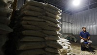 Windri Wijaya (35) mengaku prihatin dengan sistem tengkulak atau rentenir yang menimpa masyarakat dan petani di desanya, tepatnya di Desa Pagar Dewa, Kecamatan Tanjung Agung, Kabupaten Muara Enim, Sumatera Selatan. Pasalnya sistem yang biasanya melibatkan gadai sawah itu memiliki bunga hingga 40%.