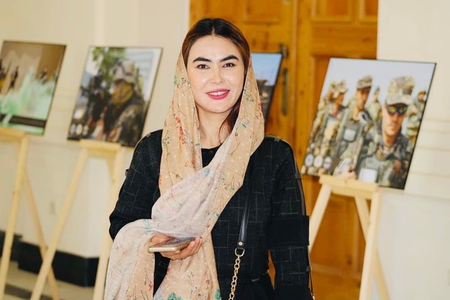 Gulafroz Ebtekar mengaku sedang menjadi target buruan Taliban. Mantan petinggi polwan Afghanistan itu juga menyatakan pernah disiksa oleh anggota kelompok ekstrimis tersebut bahkan ia dan keluarganya dijatuhi hukuman mati. Gulafroz pun meminta pertolongan dari Barat untuk membantunya kabur dari Taliban. Foto: Instagram @gulafroz_ebtekar