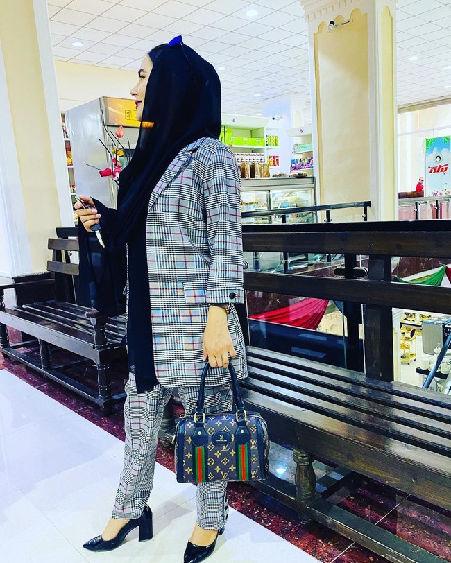 Ia sendiri pernah menjadi korban kekejaman Taliban. Wanita itu mengaku dipukul dan ditendang di bandara Kabul ketika mencoba untuk kabur dari Afghanistan. Foto: Instagram @gulafroz_ebtekar