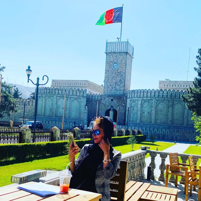 Aku menghabiskan lima malam di pintu gerbang bandara Kabul tanpa air atau roti dengan hujan peluru dan dikelilingi Taliban. Aku menyaksikan kematian banyak anak dan wanita. Aku mengirim pesan ke kedutaan dari banyak negara untuk menyelamatkan diriku sendiri dan keluarga tapi semua gagal, ujar wanita yang sebelumnya kerap mengunggah foto gaya hidup glamour di media sosial. Foto: Instagram @gulafroz_ebtekar