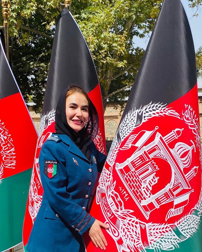 Aku dulu adalah salah satu polisi wanita paling senior di Afghanistan. Aku melakukan semuanya untuk mendukung wanita masuk polisi, melawan perintah-perintah dari Taliban. Sekarang hidupku dalam bahaya. Benar-benar berbahaya. Tolong bantu aku dan keluargaku, ungkapnya dengan wajah pucat dilansir New York Post. Foto: Instagram @gulafroz_ebtekar