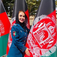 Aku dulu adalah salah satu polisi wanita paling senior di Afghanistan. Aku melakukan semuanya untuk mendukung wanita masuk polisi, melawan perintah-perintah dari Taliban. Sekarang hidupku dalam bahaya. Benar-benar berbahaya. Tolong bantu aku dan keluargaku, ungkapnya dengan wajah pucat dilansir New York Post. Foto: Instagram @gulafroz_ebtekar