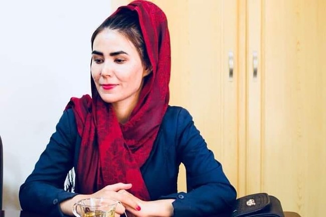 Gulafroz merasa bahwa hidupnya dalam bahaya sesaat setelah Taliban menguasai Afghanistan. Ia lalu mencoba meminta pertolongan dari diplomat Amerika Serikat, Inggris, dan negara-negara dari Barat lain. Sayangnya, wanita itu tidak mendapatkan balasan meski menurutnya mereka tahu kondisinya. Foto: Instagram @gulafroz_ebtekar