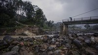 Ambruknya jembatan yang disebabkan banjir bandang aliran Sungai Cidurian itu mengakibatkan akses jalan warga antar Kecamatan terputus.