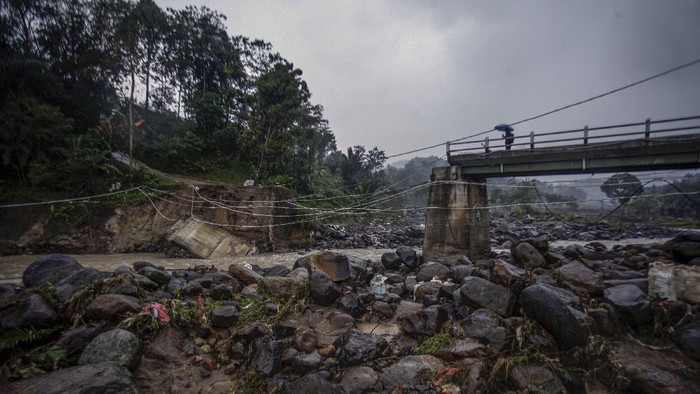 JEMBATAN TERPUTUS DITERJANG BANJIR BANDANG Warga melihat kondisi jembatan perbatasan Kecamatan Sukajaya dan Kecamatan Nanggung yang terputus di Desa Urug, Sukajaya, Kabupaten Bogor, Jawa Barat, Selasa (7/9/2021). Ambruknya jembatan yang disebabkan banjir bandang aliran Sungai Cidurian itu mengakibatkan akses jalan warga antar Kecamatan terputus. ANTARA FOTO/Yulius Satria Wijaya/rwa.