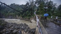 Jembatan ini menghubungkan Kecamatan Sukajaya dan Kecamatan Nanggung.