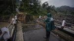 Jembatan Sungai Cidurian Bogor Ambruk Diterjang Banjir Bandang
