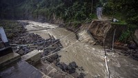 Begini potret jembatan yang ambruk di Desa Urug, Sukajaya, Kabupaten Bogor, Jawa Barat, Selasa (7/9/2021).