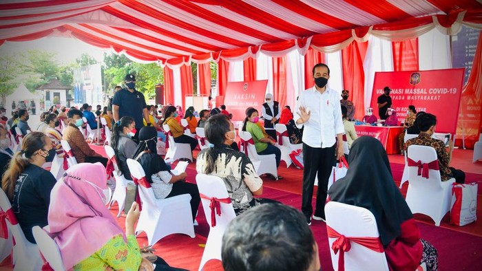 Presiden Jokowi meninjau vaksinasi Covid-19 di Pusat Informasi Pariwisata dan Perdagangan (PIPP), Blitar.