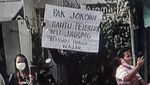 Potret Suroto: Bentangkan Poster, Diciduk lalu Diundang Jokowi