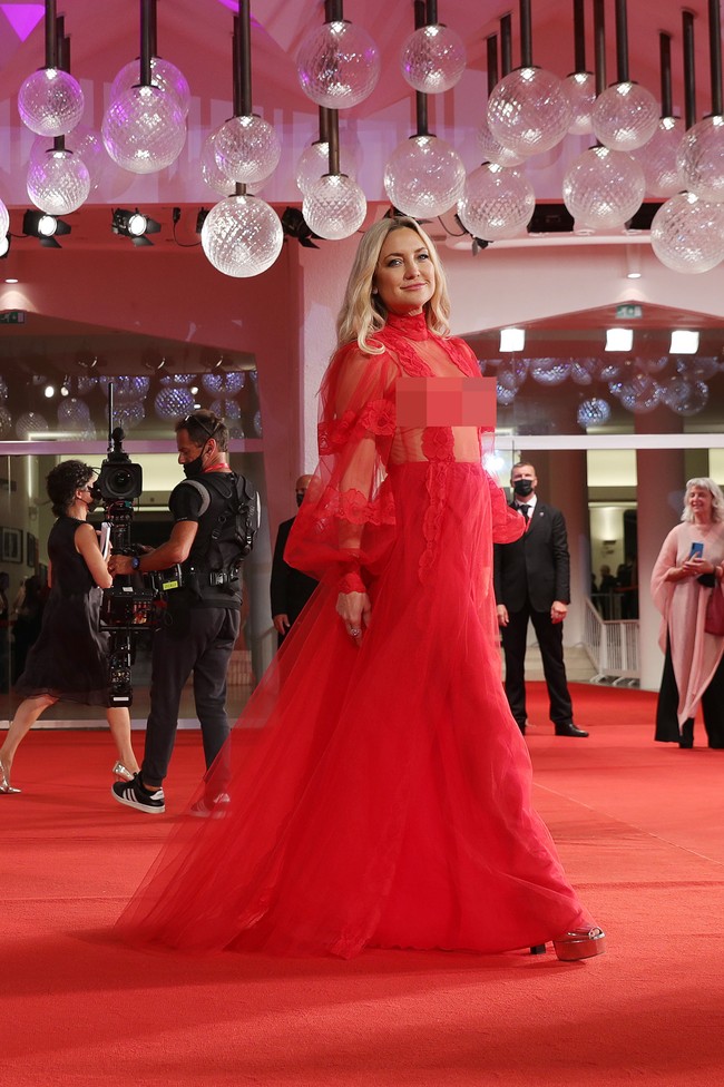 Turut memaksimalkan gaya Kate Hudson, sepasang heels dengan platform metalik super tinggi yang mengilap dari Giuseppe Zanotti. (Foto: Getty Images)