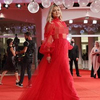 Turut memaksimalkan gaya Kate Hudson, sepasang heels dengan platform metalik super tinggi yang mengilap dari Giuseppe Zanotti. (Foto: Getty Images)