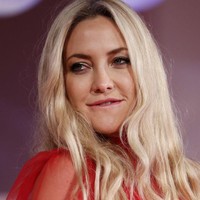 Gaun andalan aktris nomine Oscar ini merupakan koleksi terbaru rumah mode Valentino untuk Resort 2022. Direktur kreatif Valentino Pierpaolo Piccioli yang merancangnya. (Foto: Getty Images)