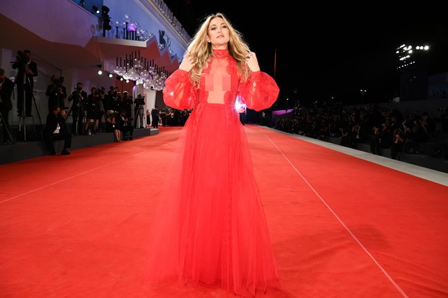 Meski tampak menyatu dengan karpet merah, Kate Hudson tetap sukses mencuri perhatian. Material transparan pada bagian bodice hingga lengan gaun bergaya victorian itu sukses menonjokan keseksian aktris 42 tahun tersebut. (Foto: Getty Images)