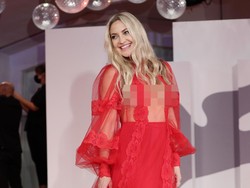 9 Gaya Seksi Kate Hudson Pakai Gaun Transparan di Venice Film Festival