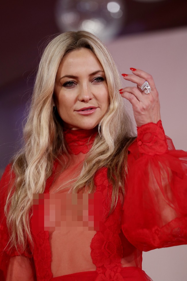 Tidak ketinggalan perhiasan dari koleksi sebuah brand Italia bernama Crivelli. Cincin dengan desain yang chunky menjadi fashion statement tersendiri. (Foto: Getty Images)