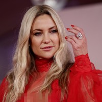Tidak ketinggalan perhiasan dari koleksi sebuah brand Italia bernama Crivelli. Cincin dengan desain yang chunky menjadi fashion statement tersendiri. (Foto: Getty Images)