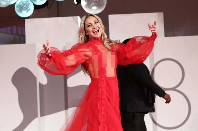 Bagi Kate Hudson, gaun ini bagaikan mimpi yang menjadi kenyataan. Grazie @maisonvalentino @pppiccioli for making this Aries girl dress dream come true! You’re a legend and I love wearing your creations. Love to the @maisonvalentino team, you’re so wonderful #venicefilmfestival2021, tulis ibu tiga anak itu. (Foto: Getty Images)