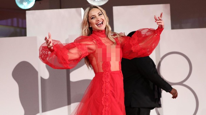 VENICE, ITALY - SEPTEMBER 05: Kate Hudson attends the red carpet of the movie 