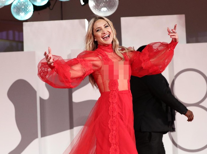 VENICE, ITALY - SEPTEMBER 05: Kate Hudson attends the red carpet of the movie 